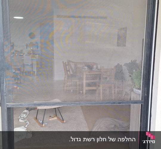מסגרת אלומיניום לדלת עם רשת שקופה